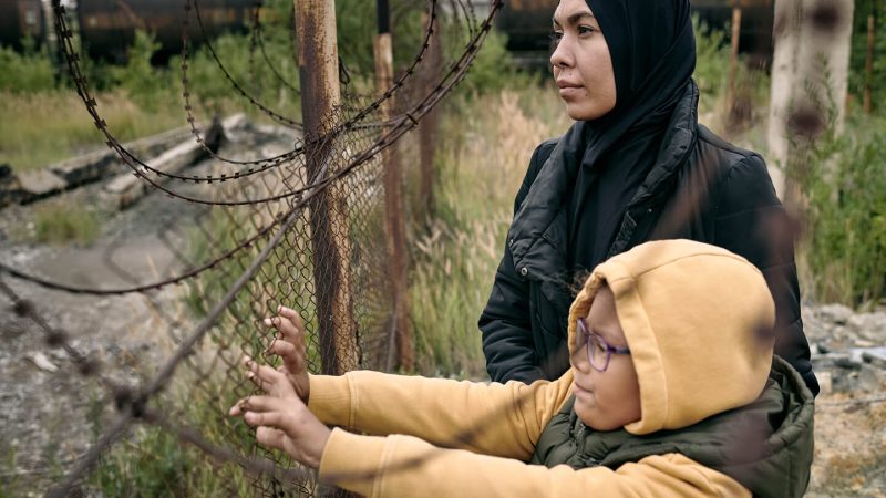 muslim-woman-with-child-at-barbed-wire-2025-04-02-22-19-35-utc.jpg